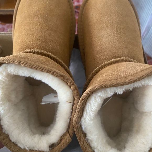 UGGS- Ultra Mini- NWT - Picture 3 of 3